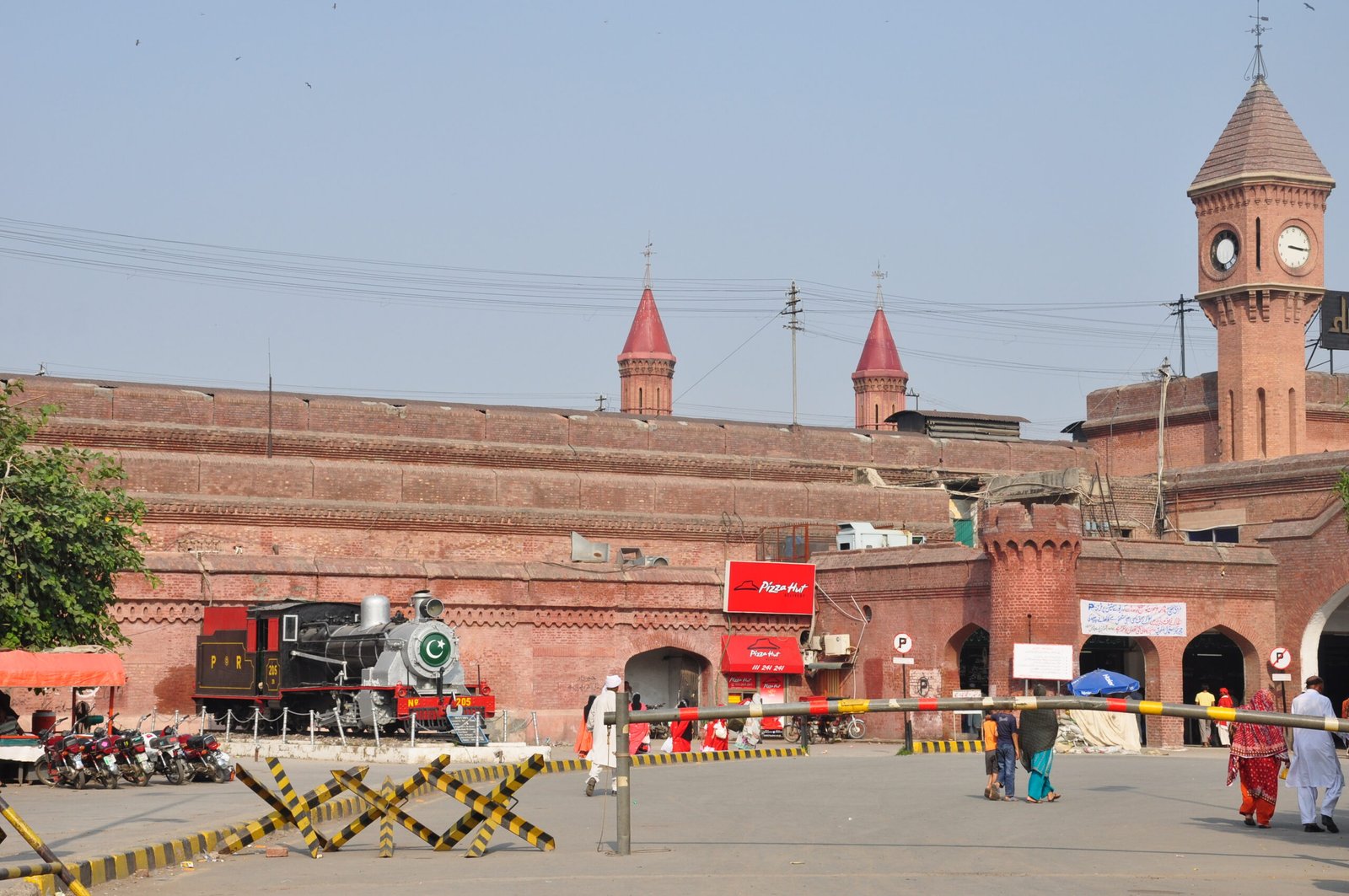 https://upload.wikimedia.org/wikipedia/commons/b/b7/Lahore_Railway_Station_09.jpg